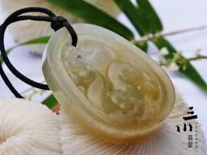 冰糯種淡黃天然A貨翡翠龍牌吊墜