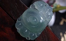 天然翡翠掛件--老坑冰種淺綠水潤薄透雙面精雕瑞猴送福