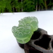 清新水潤純天然岫玉冰透湖綠金錢貔貅吊墜
