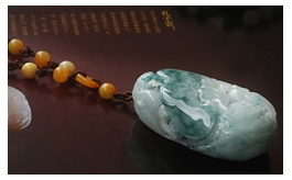 天然翡翠手把玩件--老坑冰糯種飄藍花水潤晶瑩圓潤大氣鏤空精雕松鶴獻瑞