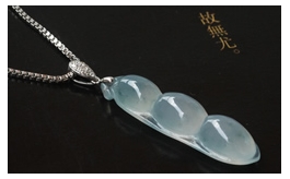 18K白金鑲鉆天然翡翠掛件--老坑冰玻種滿水飄藍花晶瑩剔透小巧玲瓏立體精雕連中三元