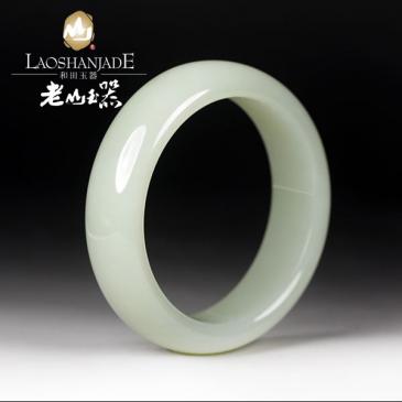 和田玉青白玉手鐲扁圓環(huán)形玉鐲瑩潤(rùn)飽滿