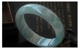 天然翡翠手鐲-老坑冰糯種淺綠底飄藍花潤澤晶瑩寬版厚裝扁口圓鐲(58)