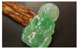 天然翡翠掛件--老坑冰種淺陽綠飄花水潤晶瑩雙面精雕靜雅慈悲觀音