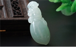 天然翡翠掛件--老坑冰種淺綠均色細膩晶瑩雙面精雕靈猴獻壽