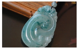 天然翡翠掛件--老坑冰種淺綠底飄藍(lán)花細(xì)潤(rùn)晶瑩飽滿(mǎn)圓潤(rùn)雙面精雕萬(wàn)事如意