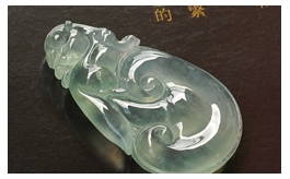 天然翡翠掛件--老坑冰玻種晴水綠極細膩均勻水潤清瑩圓潤厚實雙面精雕瑞獸如意