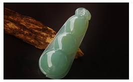 天然翡翠掛件--老坑糯種淺綠均色底伴淺黃翡飄花極細膩均勻潤澤晶瑩飽滿圓潤雙面精雕連中三元