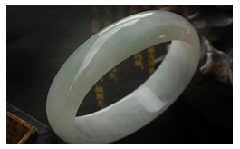 天然翡翠手鐲-貴妃鐲--老坑冰糯種清新淡綠細潤晶瑩柔美優雅貴妃鐲(55)