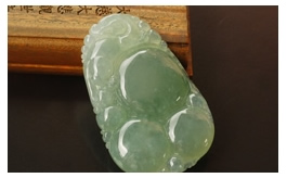 天然翡翠掛件--水嫩凝翠老坑冰種淺綠均色質(zhì)細(xì)亮澤飽滿豐厚招財(cái)貔貅