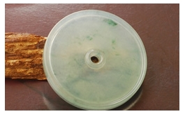 天然翡翠掛件--春風拂柳老坑冰種瑩潤淺綠底飄花細潤雙面內凹平邊玉扣