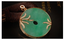 18K玫瑰金鑲鉆天然翡翠掛件--花好月圓老坑冰種淺綠均色細膩均勻水潤晶瑩時尚精美奢華鑲嵌平邊平安扣