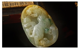 天然翡翠掛件--老坑冰糯種俏色黃翡伴藍綠飄花潤澤晶瑩厚實大氣精工浮雕虎嘯生威
