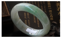 天然翡翠手鐲-老坑冰糯種淺綠底飄黃翡水潤晶瑩圓潤厚裝扁口圓鐲(56)