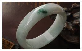 天然翡翠手鐲--老坑糯種清雅淺綠底飄藍花細潤晶瑩圓潤大氣寬版厚裝富貴圓鐲(63)