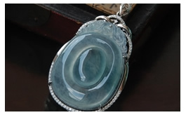 18K白金鑲鉆天然翡翠掛件-老坑冰玻種水潤(rùn)晶瑩飄藍(lán)花精美鑲嵌福在眼前