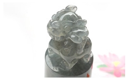 天然翡翠手玩擺件--墨世沉香老坑黑冰種圓柱立雕貔貅小印章