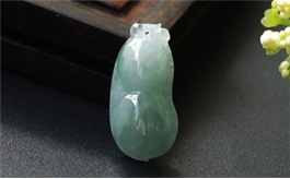 天然翡翠掛件--老坑冰糯種淺綠細(xì)膩精致小巧雙面雕刻四季豆