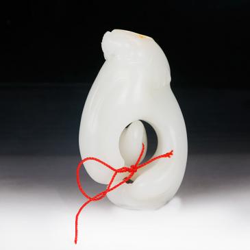 張振興作品新疆天然和田玉羊脂玉籽料把件螭龍中間有吊墜玉雕大師收藏