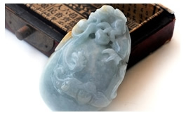 天然翡翠手把玩件-老坑豆糯種淺綠底飄黃翡立體鏤空精雕貔貅納福