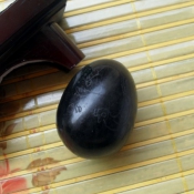 精美墨玉雞蛋手球/女媧石/雞蛋形手把件/雞蛋保健手球/雞蛋形/中老年手球/保健按摩球