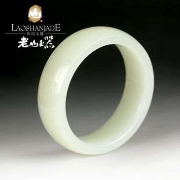 和田玉青白玉手鐲玉面光滑