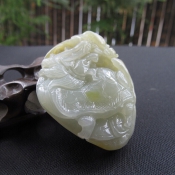 純天然和田玉獨特俏糖色隨形雕玉麒麟