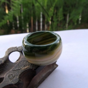 精美純天然巴西瑪瑙玉深青綠半白寬版玉戒指