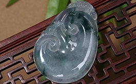 天然翡翠掛件--老坑冰種淺綠底飄藍花細潤晶瑩雙面精雕如意