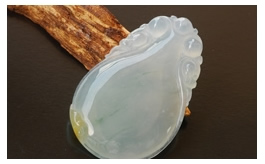 天然翡翠掛件--金日佛光老坑冰種潤白底飄小金黃翡質(zhì)地細(xì)膩亮澤福運(yùn)雙龍平安玉瓶