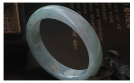 天然翡翠手鐲-老坑糯種清雅飄藍花婉約秀雅扁口圓鐲(53)
