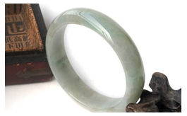 天然翡翠手鐲--老坑糯種淺綠婉約秀雅扁口圓鐲(57)