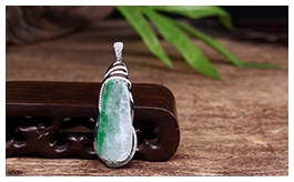 18K白金鑲鉆石翡翠掛件--老坑冰種陽綠飄花節(jié)節(jié)高