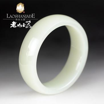 和田玉青白玉手鐲扁圓環(huán)形細(xì)致光滑