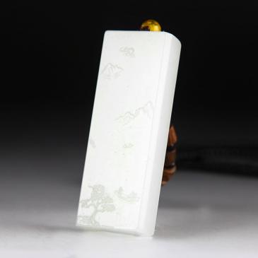 新疆天然和田玉羊脂玉牌風(fēng)景35.50g專柜正品附帶證書