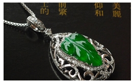 18K白金鑲鉆天然翡翠掛件--老坑冰玻種驚艷帝王綠晶瑩潤透滿包金奢華鑲嵌玉葉碧海青天