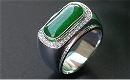 18K白金镶钻翡翠戒指--老坑糯种浓绿光泽鞍面镶嵌戒指