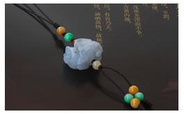 天然翡翠車包掛-老坑冰糯種瑩白地飄綠花細膩潤澤小巧玲瓏手工精編可愛福豬掛飾