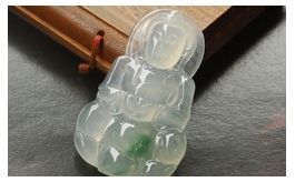 天然翡翠掛件--老坑冰玻種淺綠飄花水潤(rùn)清瑩雙面精雕莊嚴(yán)靜雅辟邪觀音