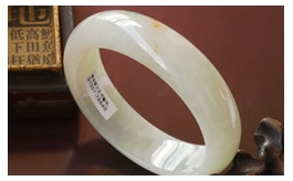 天然翡翠手鐲--明月之星老坑冰種水潤微小帝王綠金黃翡點綴溫婉嫻靜豐厚圓鐲(58)