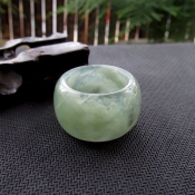 天然通透湖綠色岫玉指環