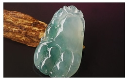 天然翡翠掛件--老坑冰種淺綠底飄藍花精雕佛手福瓜