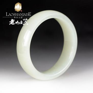 和田玉青白玉手鐲扁圓環(huán)形溫潤(rùn)細(xì)致