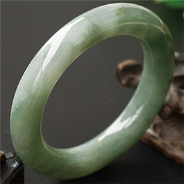 天然翡翠手鐲--老坑冰糯種淺綠細(xì)膩凝潤(rùn)經(jīng)典圓條鐲(53)