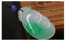天然翡翠掛件--老坑冰種瑩白底伴清雅淺陽綠飄花水潤晶瑩圓潤厚實(shí)雙面精雕萬事如意