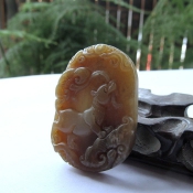 天然和田玉糖色生肖鼠玉牌掛件