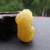 精美冰黃色米黃玉貔貅吊墜