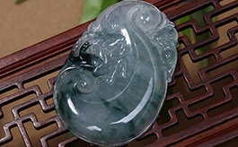 天然翡翠掛件--老坑冰種淺綠底飄藍花細潤晶瑩雙面精雕如意