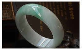 天然翡翠手鐲--老坑糯種清雅淺綠細膩均勻典雅大氣婉約厚裝超寬版富貴圓鐲(58)