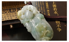 天然翡翠手把玩件--老坑冰種滿色清雅淺藍綠伴黃翡俏色巧雕瑞獸納福